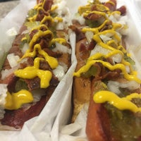 6/19/2015 tarihinde Hotdogs M.ziyaretçi tarafından Jordans Hot Dogs &amp;amp; Mac'de çekilen fotoğraf