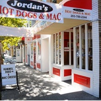 รูปภาพถ่ายที่ Jordans Hot Dogs &amp;amp; Mac โดย Hotdogs M. เมื่อ 6/19/2015