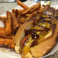 6/23/2015 tarihinde Hotdogs M.ziyaretçi tarafından Jordans Hot Dogs &amp;amp; Mac'de çekilen fotoğraf