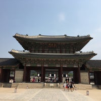 Photo taken at Gyeongbokgung Palace by M on 5/28/2017