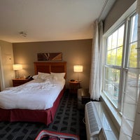 Foto diambil di TownePlace Suites Knoxville Cedar Bluff oleh Noel T. pada 5/12/2022
