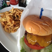 Foto scattata a Yaletown Burgers &amp;amp; Bar da Junho H. il 4/29/2013