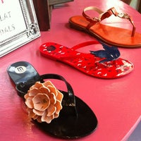 8/5/2012 tarihinde Ellene O.ziyaretçi tarafından AKIRA Downtown Footwear'de çekilen fotoğraf