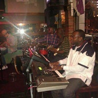 Foto diambil di Flood&#39;s Bar &amp; Grille oleh Kendrick J. pada 9/11/2011