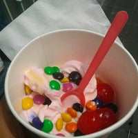 รูปภาพถ่ายที่ Cherry Frozen Yogurt โดย Ritchie D. เมื่อ 8/11/2012