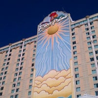Foto scattata a River Palms Resort Hotel &amp;amp; Casino da Mike B. il 7/23/2011