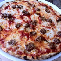Foto tirada no(a) Pizzeria Il Fico por Jeffrey S. em 5/5/2012
