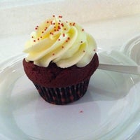 12/18/2011 tarihinde Ken P.ziyaretçi tarafından Sugarush (cupcakes, cakes &amp;amp; candy)'de çekilen fotoğraf