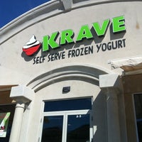 Foto tirada no(a) Krave Self Serve Frozen Yogurt por C J. em 9/15/2011
