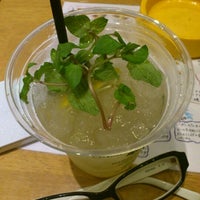 Photo taken at Freshness Burger by ふふ ふ. on 9/20/2011
