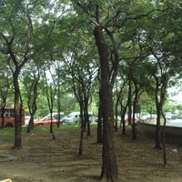 Photo taken at สวนหย่อมสะพานพระปกเกล้า by Toey T. on 4/24/2012