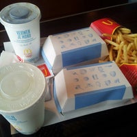 รูปภาพถ่ายที่ McDonald&#39;s โดย Tristan P. เมื่อ 6/28/2012