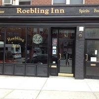 Foto tomada en Roebling Inn  por Jonathan B. el 3/24/2012