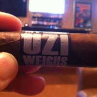 รูปภาพถ่ายที่ Tobacco Locker Cigar Bar โดย John C. เมื่อ 7/20/2012