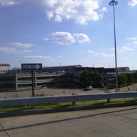 รูปภาพถ่ายที่ Louisville Muhammad Ali International Airport (SDF) โดย mike a. เมื่อ 8/28/2011