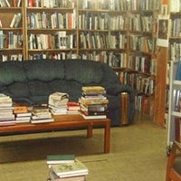 รูปภาพถ่ายที่ Recycled Books โดย Shop Across Texas เมื่อ 10/7/2011