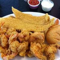 Foto tomada en Cajun Kitchen Seafood &amp;amp; Poboys  por Whitney R. el 4/15/2011