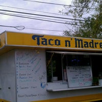 รูปภาพถ่ายที่ Taco N&#39; Madre โดย Candice R. เมื่อ 12/18/2011