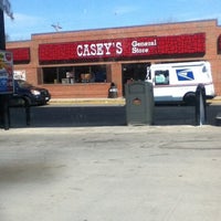 รูปภาพถ่ายที่ Casey&amp;#39;s General Store โดย Francis D. เมื่อ 3/20/2012