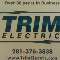 Foto tirada no(a) Trim Electric por Marissa H. em 12/15/2011