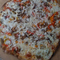 Снимок сделан в Byrne&amp;#39;s Grilled Pizza пользователем Father B. 7/23/2011