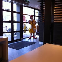รูปภาพถ่ายที่ McDonald&amp;#39;s โดย Demi F. เมื่อ 6/12/2011