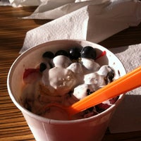 Снимок сделан в tini&amp;#39;s Frozen Yogurt Bar пользователем Milissa S. 4/24/2012