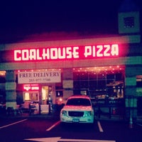 6/3/2012 tarihinde Scott H.ziyaretçi tarafından Coalhouse Pizza'de çekilen fotoğraf