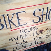รูปภาพถ่ายที่ Bike Slug โดย Gahlord D. เมื่อ 6/16/2012