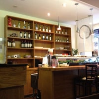 4/14/2012 tarihinde Annie W.ziyaretçi tarafından Iron Sushi'de çekilen fotoğraf