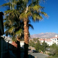รูปภาพถ่ายที่ La Quinta Inn &amp;amp; Suites Las Vegas RedRock/Summerlin โดย Kristen R. เมื่อ 2/10/2012