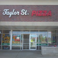 Foto scattata a Taylor Street Pizza da Monty N. il 8/23/2012