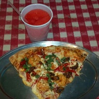 Foto diambil di Roberto&amp;#39;s Pizzeria Sports Bar &amp;amp; Grill oleh Christian B. pada 7/29/2012