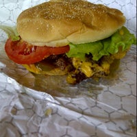 Das Foto wurde bei OMG! Burgers von Adriana R. am 8/18/2012 aufgenommen