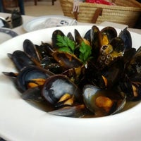 Foto diambil di Restaurante La Farola oleh Tito E. pada 4/11/2012