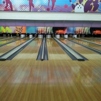 Photo taken at Spincity Bowling Alley by Jihan Y. on 6/16/2012