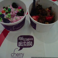 รูปภาพถ่ายที่ Cherry Frozen Yogurt โดย Libertad S. เมื่อ 6/30/2012