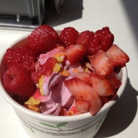 รูปภาพถ่ายที่ SoYo Frozen Yogurt โดย Maeg M. เมื่อ 7/3/2012