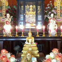 Photo taken at ศาลากลางนำ้ พระโพธิสัตว์กวนอิม SuanPlu temple by Josh ข. on 2/17/2012
