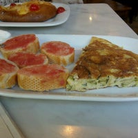 Foto tirada no(a) Luquin Forn Cafeteria por Lola C. em 6/16/2012