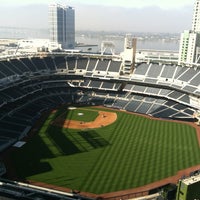 Photo taken at Ultimate Skybox at Diamond View Tower by Les K. on 4/18/2012