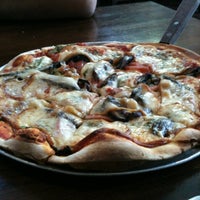 รูปภาพถ่ายที่ Bagby Pizza Co. โดย E. P. เมื่อ 6/6/2012