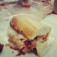 5/2/2012 tarihinde Nana B.ziyaretçi tarafından Liberatos Pizza'de çekilen fotoğraf