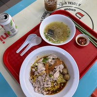 Photo taken at Hill Street Tai Hwa Pork Noodle by Reyner C. on 4/19/2024