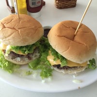Foto tomada en Mama&amp;#39;s Burger  por Demetrius S. el 12/24/2015