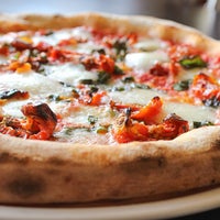 รูปภาพถ่ายที่ Fiamme Pizzeria Napoletana โดย Fiamme Pizzeria Napoletana เมื่อ 11/5/2015