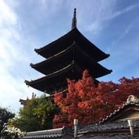 Photo taken at Houkanji Temple and Yasaka Pagoda by アマッコ on 11/18/2016