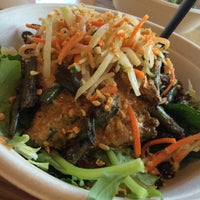 รูปภาพถ่ายที่ ShopHouse Southeast Asian Kitchen โดย Jeff H. เมื่อ 8/10/2015