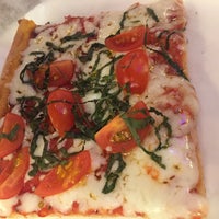 3/5/2018 tarihinde Jim G.ziyaretçi tarafından Square Pizza Co.'de çekilen fotoğraf