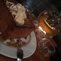 Foto diambil di Serenade Coffee Bar &amp;amp; Desserts oleh Anne 🦄 pada 10/22/2016